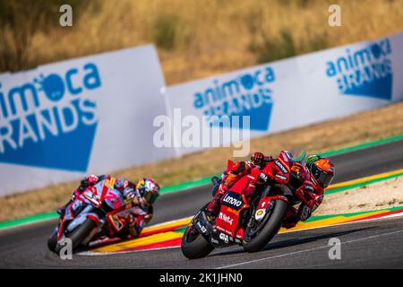 Alcaniz, Espagne. 18th septembre 2022. Francesco Bagnaia (avant) de l'équipe Ducati Lenovo participe à la course du Grand Prix d'Aragon à Alcaniz, Espagne, le 18 septembre 2022. Credit: Qian Jun/Xinhua/Alay Live News Banque D'Images