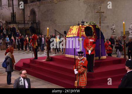 Les amateurs marchent devant le cercueil de la reine Élisabeth II sur catafalque à Westminster Hal, la dernière nuit de son imposition dans l'état. Banque D'Images