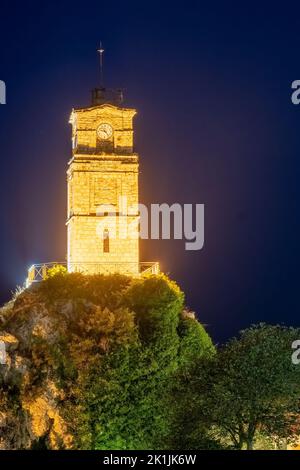 Horloge centrale à Arachova en Grèce pendant la nuit. Banque D'Images