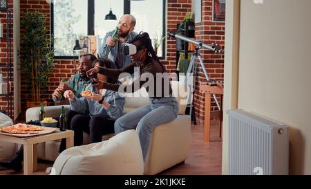 Femme utilisant des lunettes vr pour gagner des jeux vidéo jouer, célébrant la victoire en ligne sur la console tv avec des amis. Jouer à la concurrence et gagner, s'amuser avec le casque de réalité virtuelle 3D. Banque D'Images