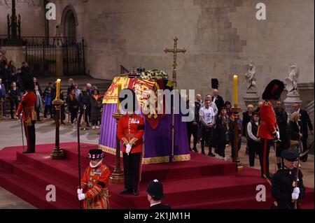 Londres, Royaume-Uni. 18th septembre 2022. Les amateurs marchent devant le cercueil de la reine Elizabeth II sur catafalque à Westminster Hall, la dernière nuit de son imposition dans l'état. Crédit : SOPA Images Limited/Alamy Live News Banque D'Images