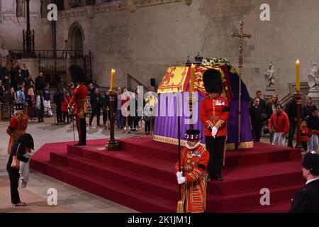 Londres, Royaume-Uni. 18th septembre 2022. Les amateurs marchent devant le cercueil de la reine Elizabeth II sur catafalque à Westminster Hall, la dernière nuit de son imposition dans l'état. Crédit : SOPA Images Limited/Alamy Live News Banque D'Images