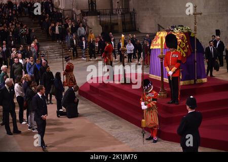 Les amateurs marchent devant le cercueil de la reine Elizabeth II sur catafalque à Westminster Hall, la dernière nuit de son imposition dans l'état. (Photo de Thomas Krych / SOPA Images/Sipa USA) Banque D'Images