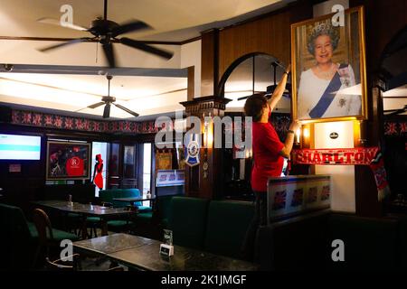 Makati City, RCN, Philippines. 19th septembre 2022. La mort de la reine Elizabeth II brise le cœur de nombreux ressortissants britanniques, y compris ceux de pays étrangers. Un bar britannique commémore la reine du Royaume-Uni au cœur de la ville de Makati, aux Philippines. La taverne Union Jack a placé un grand portrait de la Reine à leur mur. Les drapeaux britanniques sur les plafonds et les nouvelles britanniques diffusées à la télévision alors que le portrait est placé sur le mur. À l'entrée, les clients sont accueillis avec un autre portrait de la Reine souriant. (Credit image: © George BUID/ZUMA Press Wire) Credit: ZUMA Press, Inc. Credit: ZU Banque D'Images