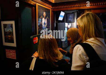 Makati City, RCN, Philippines. 19th septembre 2022. La mort de la reine Elizabeth II brise le cœur de nombreux ressortissants britanniques, y compris ceux de pays étrangers. Un bar britannique commémore la reine du Royaume-Uni au cœur de la ville de Makati, aux Philippines. La taverne Union Jack a placé un grand portrait de la Reine à leur mur. Les drapeaux britanniques sur les plafonds et les nouvelles britanniques diffusées à la télévision alors que le portrait est placé sur le mur. À l'entrée, les clients sont accueillis avec un autre portrait de la Reine souriant. Crédit : ZUMA Press, Inc./Alay Live News Banque D'Images