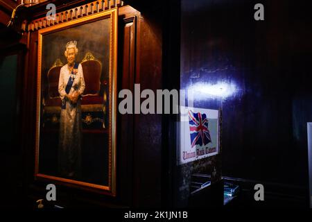 Makati City, RCN, Philippines. 19th septembre 2022. La mort de la reine Elizabeth II brise le cœur de nombreux ressortissants britanniques, y compris ceux de pays étrangers. Un bar britannique commémore la reine du Royaume-Uni au cœur de la ville de Makati, aux Philippines. La taverne Union Jack a placé un grand portrait de la Reine à leur mur. Les drapeaux britanniques sur les plafonds et les nouvelles britanniques diffusées à la télévision alors que le portrait est placé sur le mur. À l'entrée, les clients sont accueillis avec un autre portrait de la Reine souriant. Crédit : ZUMA Press, Inc./Alay Live News Banque D'Images