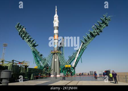 Kazakhstan. 18th septembre 2022. La structure de service est mise en place autour de la fusée Soyouz, le dimanche 18 septembre 2022, au site 31 du cosmodrome de Baïkonour au Kazakhstan. Expédition 68 l'astronaute Frank Rubio de la NASA, et les cosmonautes Sergey Prokopyev et Dmitri Petelin de Roscosmos, doivent se lancer à bord de leur vaisseau Soyouz MS-22 le 21 septembre 2022. Crédit obligatoire: Victor Zelentsov / NASA via CNP crédit: Abaca Press/Alay Live News crédit: Abaca Press/Alay Live News Banque D'Images