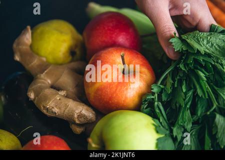 Gros plan, pommes et gingembre parmi les légumes et les fruits. Banque D'Images