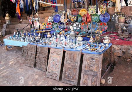 Souvenirs marocains traditionnels - bouilloire, assiette, poignard, carafe, sabre, Dagger, volet en bois d'époque, souk à ait-Ben-Haddou Kasbah, Maroc, Afrique du Nord Banque D'Images