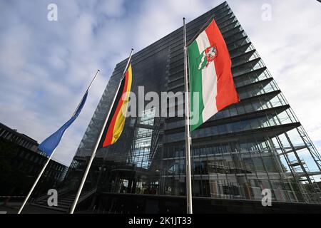 Düsseldorf, Allemagne. 19th septembre 2022. Les drapeaux sont en Berne devant la porte de la ville. Pour les funérailles d'État de la reine Elizabeth II à Londres, la Rhénanie-du-Nord-Westphalie vole en Berne. L'ordonnance s'applique à tous les bâtiments officiels de l'État, aux municipalités et aux associations de municipalités, ainsi qu'aux autres sociétés, institutions et fondations de droit public qui sont soumises à la surveillance de l'État. Credit: Federico Gambarini/dpa/Alay Live News Banque D'Images