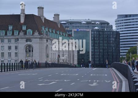 Funérailles d'État de sa Majesté la reine Elizabeth II, Londres, Royaume-Uni, lundi 19th septembre 2022. Le pont de Westminster est fermé à la circulation en préparation de la cérémonie. Banque D'Images