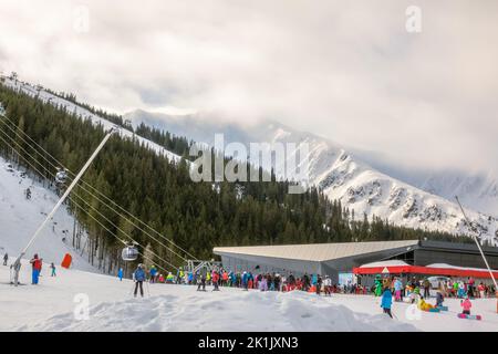 Slovaquie. Station de ski d'hiver Jasna. Brouillard ou nuage sur la piste de ski. Il y a beaucoup de skieurs à la station de remontée mécanique Banque D'Images