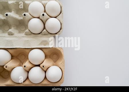 Vue de dessus des œufs de poulet sur fond blanc Banque D'Images