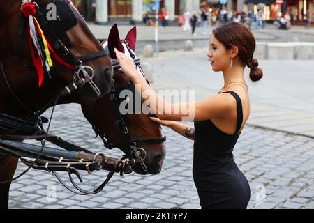 Adolescent, Frau, Wien schöne Frau, Kutsche, Fiaker, Wien, Pferdekutsche oder Fiaker BEI romantischer Fahrt durch die Hauptstadt, Vienne, Österreich! Banque D'Images