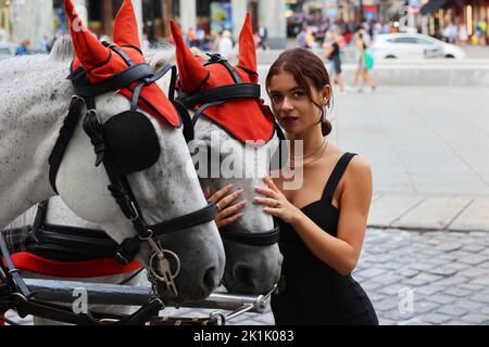 Adolescent, Frau, Wien schöne Frau, Kutsche, Fiaker, Wien, Pferdekutsche oder Fiaker BEI romantischer Fahrt durch die Hauptstadt, Vienne, Österreich! Banque D'Images