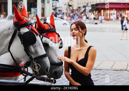 Adolescent, Frau, Wien schöne Frau, Kutsche, Fiaker, Wien, Pferdekutsche oder Fiaker BEI romantischer Fahrt durch die Hauptstadt, Vienne, Österreich! Banque D'Images