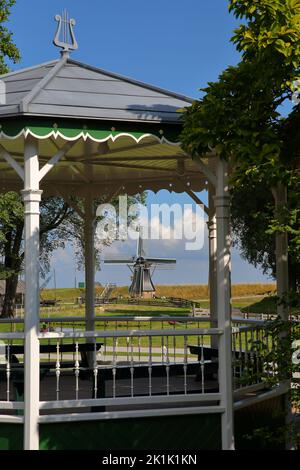 ENKHUIZEN, PAYS-BAS - 11 SEPTEMBRE 2022 : Zuiderzeemuseum, musée en plein air sur la rive d'Ijsselmeer, avec moulin à vent traditionnel Banque D'Images