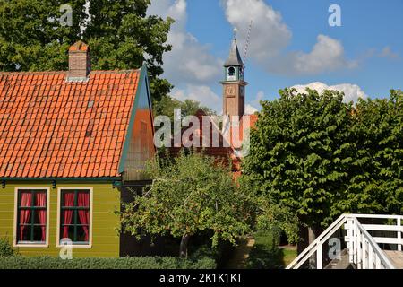 ENKHUIZEN, PAYS-BAS - 11 SEPTEMBRE 2022 : Zuiderzeemuseum, musée en plein air sur la rive d'Ijsselmeer, avec un cottage traditionnel Banque D'Images