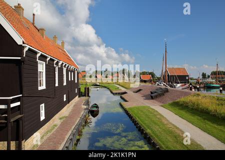 ENKHUIZEN, PAYS-BAS - 11 SEPTEMBRE 2022 : Zuiderzeemuseum, musée en plein air sur la rive d'Ijsselmeer, avec des chalets de pêcheurs traditionnels Banque D'Images