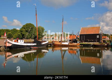 ENKHUIZEN, PAYS-BAS - 11 SEPTEMBRE 2022 : Zuiderzeemuseum, musée en plein air sur la rive d'Ijsselmeer, avec des chalets de pêcheurs traditionnels Banque D'Images