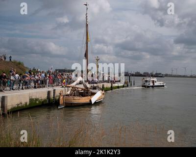 Doel, Belgique, 21 août 2022, beaucoup de gens sur le quai pour l'inauguration des bateaux et des navires, photo horizontale Banque D'Images