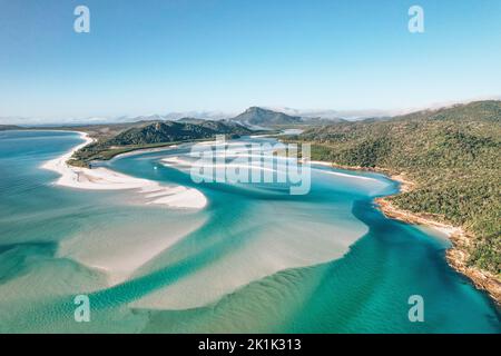 Tons bleus de l'océan et sable blanc doux entouré d'une jungle verte luxuriante. Une image arial des îles Whitsundays dans le Queensland, en Australie. Banque D'Images