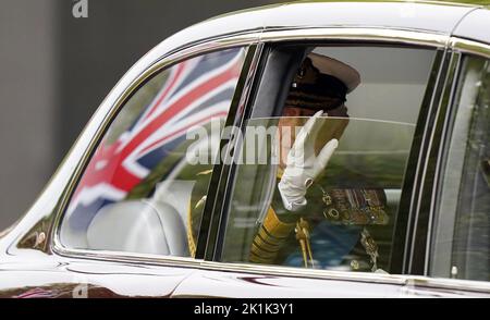 Le roi Charles III arrive devant le funéraire d'État de la reine Elizabeth II, qui s'est tenu à l'abbaye de Westminster, à Londres. Date de la photo: Lundi 19 septembre 2022. Banque D'Images