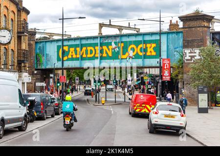 camden lock lettering sur le pont de chemin de fer dans camden high street camden ville de londres uk Banque D'Images