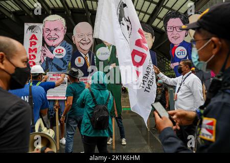 Manille, Philippines. 19th septembre 2022. Les militants du climat portent des pancartes et des affiches contre les principaux financiers mondiaux des combustibles fossiles en Asie lors d'une manifestation dans le quartier des affaires du centre de Makati, Metro Manille, Philippines. 19 septembre 2022. La manifestation, menée par le mouvement des peuples asiatiques sur la dette et le développement (APMDD), a appelé les grandes entreprises à cesser de financer des projets de combustibles fossiles à temps avec la conférence du Pacte mondial des Nations Unies sur l'19-21 septembre. (Image de crédit : © Basilio Sepe/ZUMA Press Wire) Banque D'Images