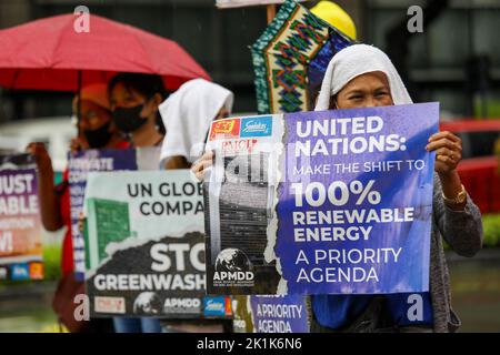 Manille, Philippines. 19th septembre 2022. Les militants du climat portent des pancartes contre les principaux financiers mondiaux des combustibles fossiles en Asie lors d'une manifestation dans le quartier d'affaires du centre de Makati, Metro Manille, Philippines. 19 septembre 2022. La manifestation, menée par le mouvement des peuples asiatiques sur la dette et le développement (APMDD), a appelé les grandes entreprises à cesser de financer des projets de combustibles fossiles à temps avec la conférence du Pacte mondial des Nations Unies sur l'19-21 septembre. (Image de crédit : © Basilio Sepe/ZUMA Press Wire) Banque D'Images