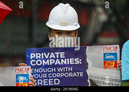 Manille, Philippines. 19th septembre 2022. Les militants du climat portent des pancartes contre les principaux financiers mondiaux des combustibles fossiles en Asie lors d'une manifestation dans le quartier d'affaires du centre de Makati, Metro Manille, Philippines. 19 septembre 2022. La manifestation, menée par le mouvement des peuples asiatiques sur la dette et le développement (APMDD), a appelé les grandes entreprises à cesser de financer des projets de combustibles fossiles à temps avec la conférence du Pacte mondial des Nations Unies sur l'19-21 septembre. (Image de crédit : © Basilio Sepe/ZUMA Press Wire) Banque D'Images