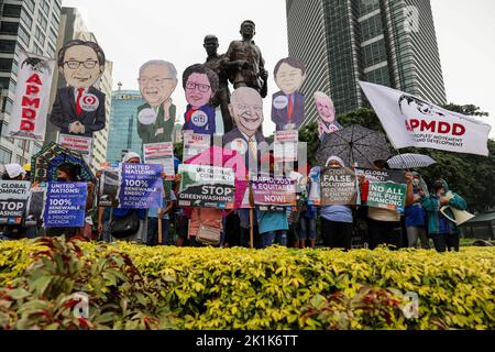 Manille, Philippines. 19th septembre 2022. Les militants du climat portent des pancartes et des affiches contre les principaux financiers mondiaux des combustibles fossiles en Asie lors d'une manifestation dans le quartier des affaires du centre de Makati, Metro Manille, Philippines. 19 septembre 2022. La manifestation, menée par le mouvement des peuples asiatiques sur la dette et le développement (APMDD), a appelé les grandes entreprises à cesser de financer des projets de combustibles fossiles à temps avec la conférence du Pacte mondial des Nations Unies sur l'19-21 septembre. (Image de crédit : © Basilio Sepe/ZUMA Press Wire) Banque D'Images