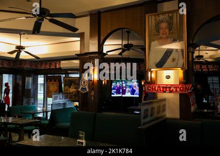 Manille, Philippines. 19th septembre 2022. Un pub britannique de Makati City, aux Philippines, présente un portrait de la reine Elizabeth II à temps pour ses funérailles d'État à Londres, en Angleterre. 19 septembre 2022. La reine Elizabeth II, le monarque le plus ancien de Grande-Bretagne, est morte sur 8 septembre 2022, après 70 ans sur le trône. Elle avait 96 ans. (Image de crédit : © Basilio Sepe/ZUMA Press Wire) Banque D'Images