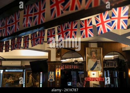 Manille, Philippines. 19th septembre 2022. Un pub britannique de Makati City, aux Philippines, présente un portrait de la reine Elizabeth II à temps pour ses funérailles d'État à Londres, en Angleterre. 19 septembre 2022. La reine Elizabeth II, le monarque le plus ancien de Grande-Bretagne, est morte sur 8 septembre 2022, après 70 ans sur le trône. Elle avait 96 ans. (Image de crédit : © Basilio Sepe/ZUMA Press Wire) Banque D'Images