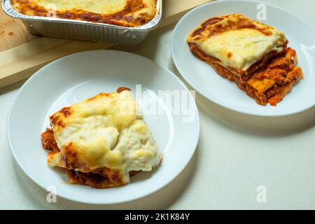 Deux portions de lasagne fraîche sur une assiette Banque D'Images