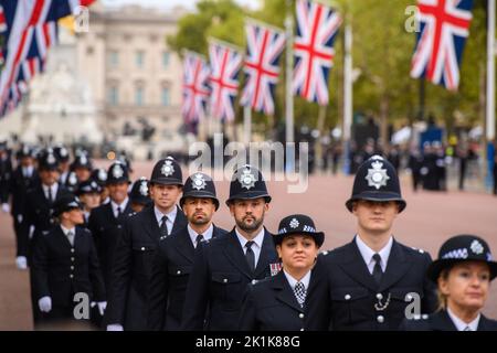 Londres, Royaume-Uni. 19 septembre 2022. La police ligne le Mall à Londres, devant les funérailles de la reine Elizabeth II à l'abbaye de Westminster. Date de la photo: Lundi 19 septembre 2022. Le crédit photo devrait se lire: Matt Crossick/Empics/Alamy Live News Banque D'Images