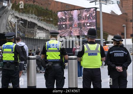 Birmingham New Street Station - 19 septembre 2022 - la police britannique des transports et la police des West Midlands se tiennent et regardent la foule et les funérailles d'État de la Reine sur un grand écran à l'extérieur de la nouvelle station de la rue de Birmingham crédit: Scott cm/Alay Live News Banque D'Images