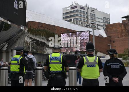 Birmingham New Street Station - 19 septembre 2022 - la police britannique des transports et la police des West Midlands se tiennent et regardent la foule et les funérailles d'État de la Reine sur un grand écran à l'extérieur de la nouvelle station de la rue de Birmingham crédit: Scott cm/Alay Live News Banque D'Images