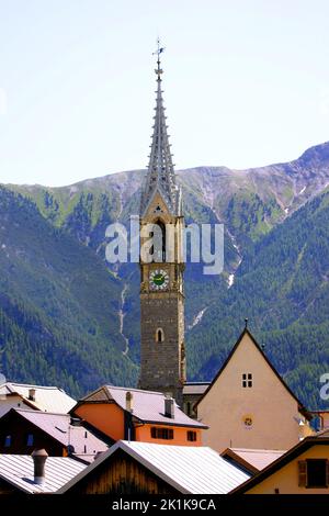 Clocher de Baselgia Église San Lurench clocher, 1496 et toits du village envoyés, Suisse Banque D'Images