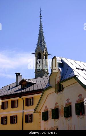 Clocher de Baselgia Église San Lurench clocher, 1496 et toits du village envoyés, Suisse Banque D'Images