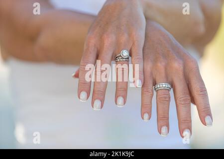 Gros plan sur les mains de la mariée montrant ses anneaux de mariage. Mise au point sélective Banque D'Images