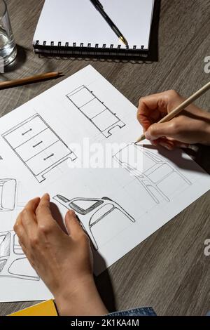 Artiste de croquis de meubles. Création de la conception de chaises et d'armoires pour l'intérieur. Banque D'Images