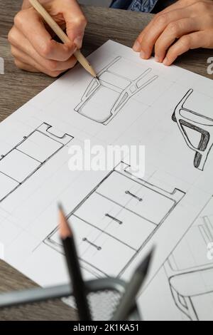 Artiste de croquis de meubles. Création de la conception de chaises et d'armoires pour l'intérieur. Banque D'Images