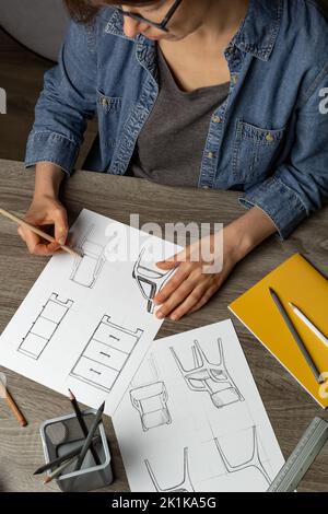 Artiste de croquis de meubles. Création de la conception de chaises et d'armoires pour l'intérieur. Banque D'Images