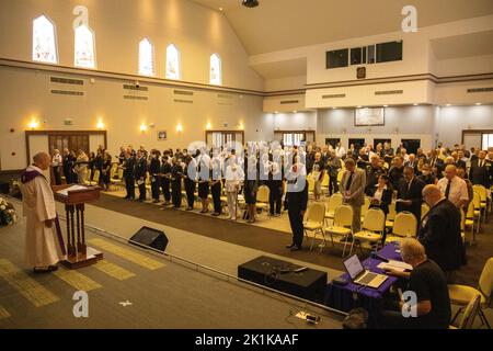 Pattaya, Thaïlande. 19th septembre 2022. Les préposés se tiennent lors d'un service spécial de commémoration marquant le décès de sa Majesté la Reine Elizabeth II au Centre de congrès de Mahatai Fondation des rayons du Père sur 19 septembre 2022 à PATTAYA, THAÏLANDE (photo par Peter van der KloosterAlamy Live News) crédit: peter Van der Klooster/Alay Live News Banque D'Images