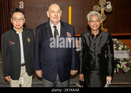 Pattaya, Thaïlande. 19th septembre 2022. Le consul honoraire britannique Albert Elson entre Mme Ampai Sakdanukuljit Sliwinski, chef du département du tourisme et des sports de Chonburi (l) et M. Credit: peter Van der Klooster/Alay Live News Banque D'Images