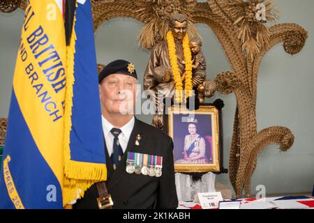 Pattaya, Thaïlande. 19th septembre 2022. Un porteur de drapeau devant le livre de photos et de condoléances de la Reine lors d'un service de commémoration spécial marquant la mort de sa Majesté la Reine Elizabeth II au Centre de congrès de Mahatai Fondation des Father Rays sur 19 septembre 2022 à PATTAYA, THAÏLANDE (photo par Peter van der KloosterAlamy Live News) Crédit : peter Van der Klooster/Alamy Live News Banque D'Images