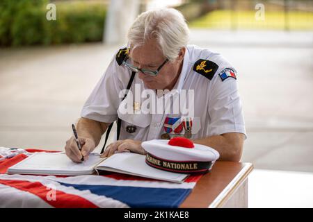 Pattaya, Thaïlande. 19th septembre 2022. Un vétéran de la Marine nationale française signe le livre de condoléances lors d'un service de commémoration spécial marquant le décès de sa Majesté la Reine Elizabeth II au Centre de congrès de Mahatai Fondation Father Rays sur 19 septembre 2022 à PATTAYA, EN THAÏLANDE (photo de Peter van der KloosterAlamy Live News) Credit: peter Van der Klooster/Alamy Live News Banque D'Images