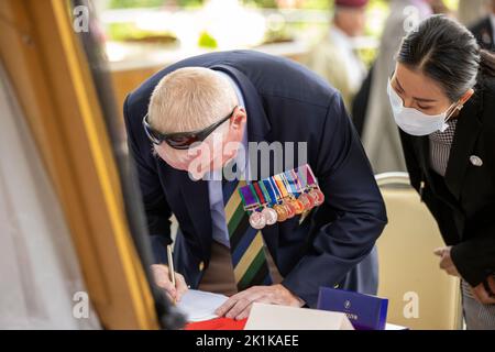 Pattaya, Thaïlande. 19th septembre 2022. Un vétéran décoré signe le livre de condoléances lors d'un service de commémoration spécial marquant le décès de sa Majesté la Reine Elizabeth II au Centre de congrès de Mahatai Fondation des Father Rays à 19 septembre 2022 à PATTAYA, EN THAÏLANDE (photo de Peter van der KloosterAlamy Live News) crédit : peter Van der Klooster/Alamy Live News Banque D'Images