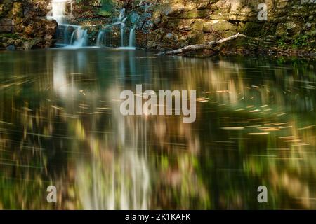 Une belle photo de la cascade Cascate di Monte Gelato avec le reflet sur l'eau en Italie Banque D'Images